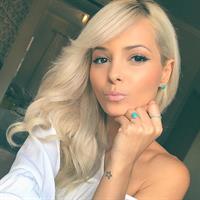 Jhenny Andrade taking a selfie