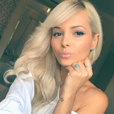 Jhenny Andrade taking a selfie