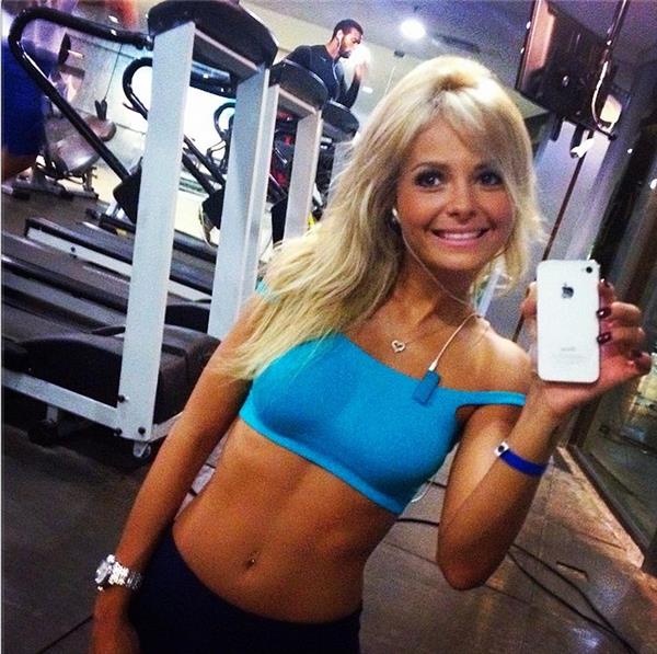 Jhenny Andrade taking a selfie