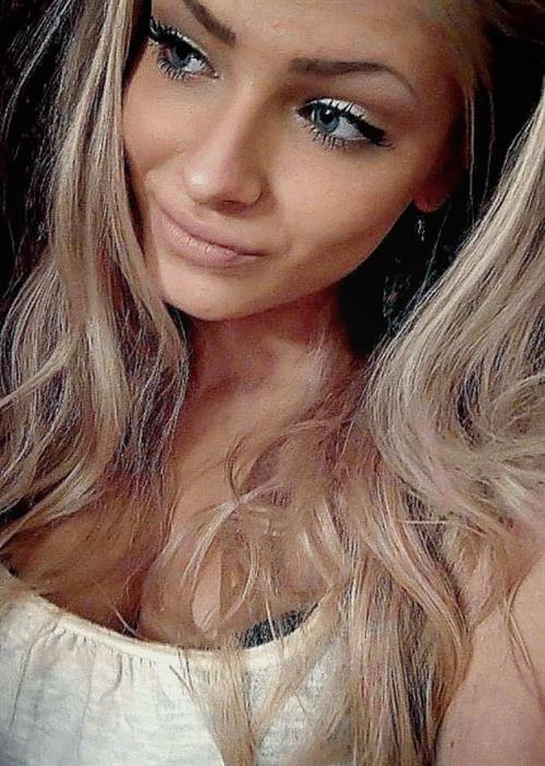 Aljona Shiskova taking a selfie