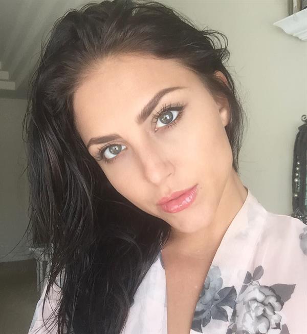 Cassie Scerbo taking a selfie