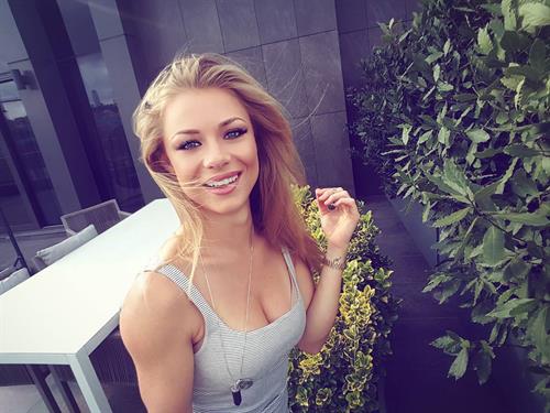 Nikki Leigh taking a selfie