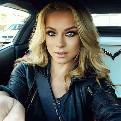 Nikki Leigh taking a selfie