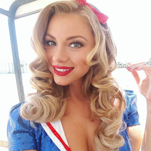 Nikki Leigh taking a selfie