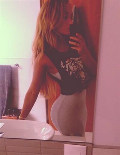 Niykee Heaton taking a selfie