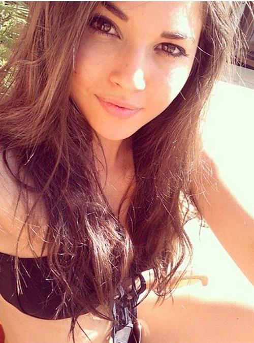 Aline Lima taking a selfie