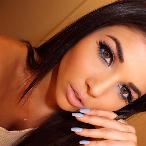 Aline Lima taking a selfie