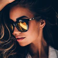 Pia Muehlenbeck taking a selfie