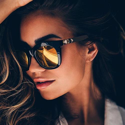 Pia Muehlenbeck taking a selfie