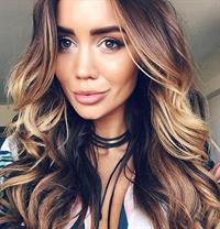 Pia Muehlenbeck taking a selfie