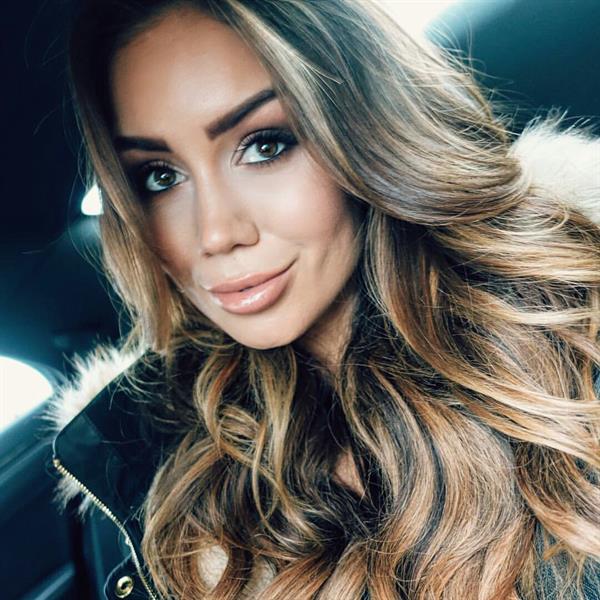 Pia Muehlenbeck taking a selfie