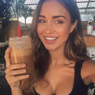 Pia Muehlenbeck taking a selfie