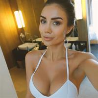 Pia Muehlenbeck in a bikini taking a selfie