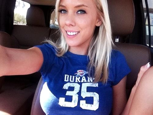 BiBi Jones taking a selfie