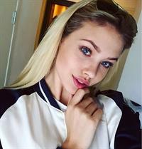 Hanna Edwinson taking a selfie