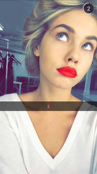 Hanna Edwinson taking a selfie