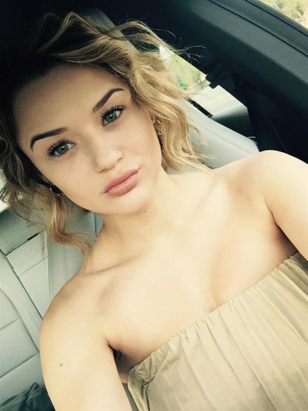 Hunter King taking a selfie