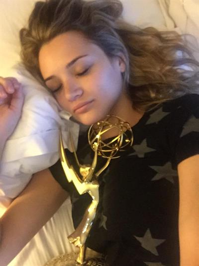 Hunter King taking a selfie