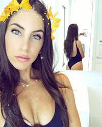 Jen Selter taking a selfie