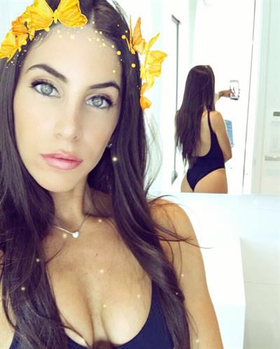 Jen Selter taking a selfie