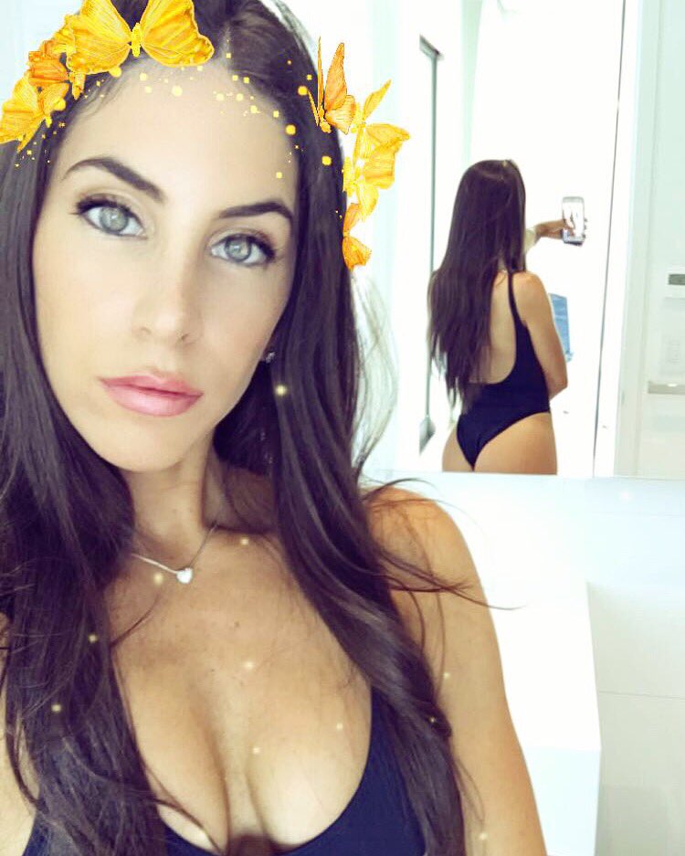 Jen Selter taking a selfie