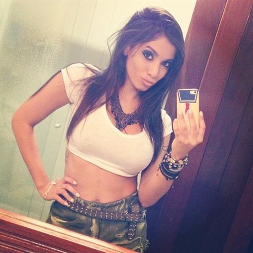 Anitta taking a selfie