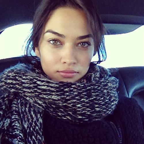 Shanina Shaik taking a selfie