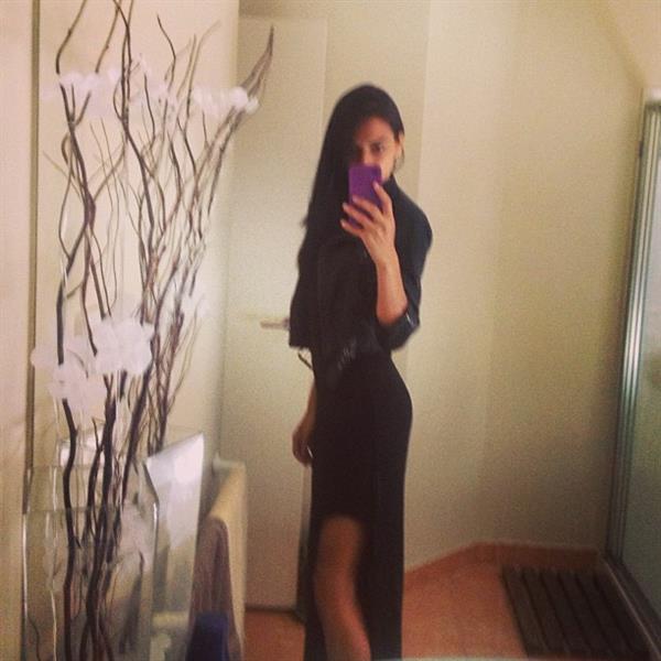 Shanina Shaik taking a selfie