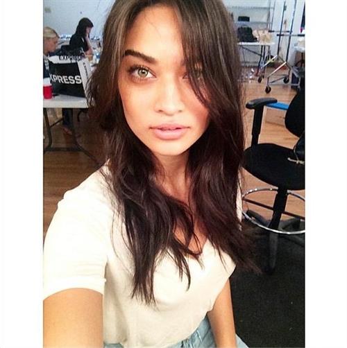 Shanina Shaik taking a selfie