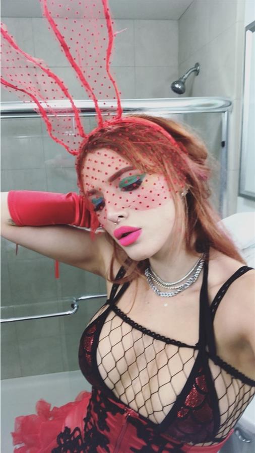 Bella Thorne taking a selfie