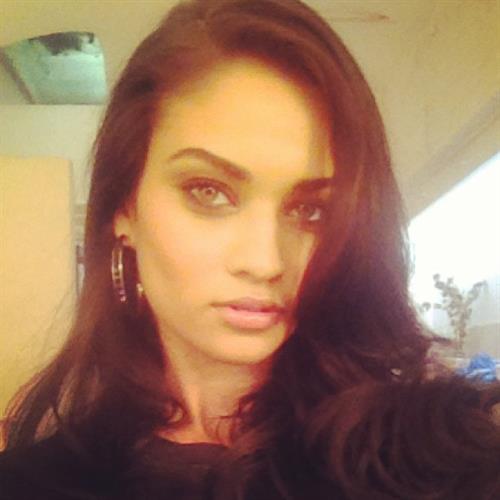 Shanina Shaik taking a selfie