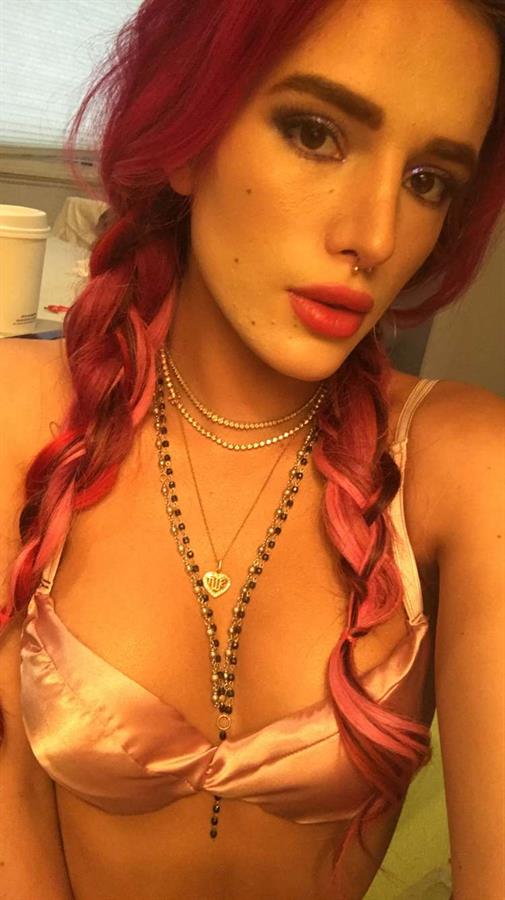 Bella Thorne taking a selfie