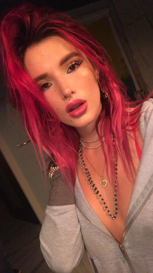 Bella Thorne taking a selfie