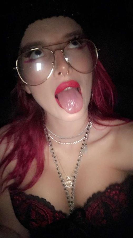 Bella Thorne taking a selfie