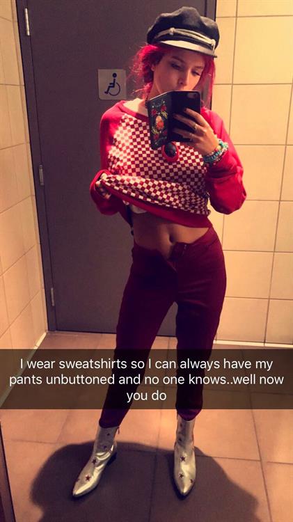 Bella Thorne taking a selfie