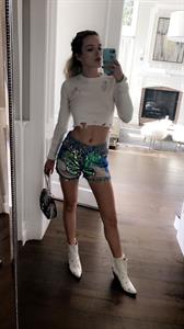 Bella Thorne taking a selfie