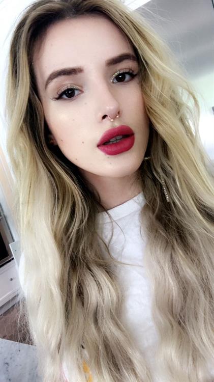 Bella Thorne taking a selfie