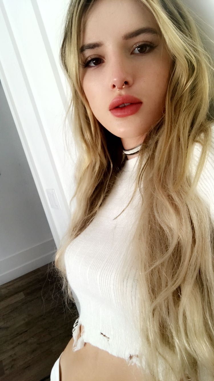 Bella Thorne taking a selfie