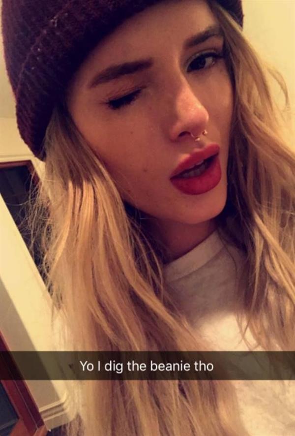 Bella Thorne taking a selfie