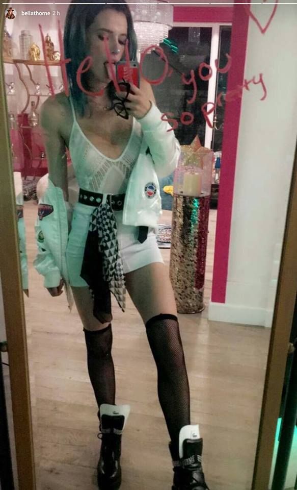Bella Thorne taking a selfie