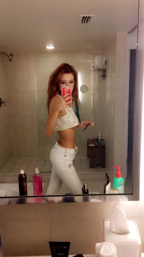 Bella Thorne taking a selfie