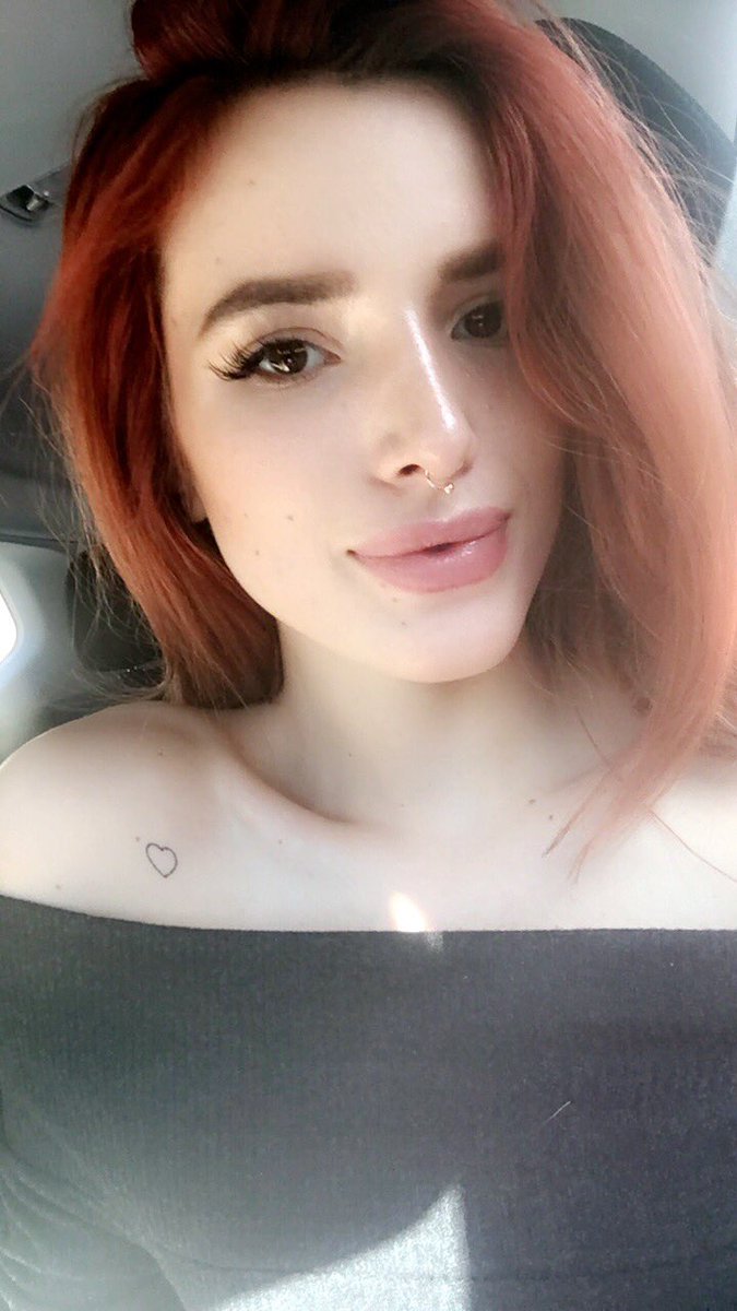 Bella Thorne taking a selfie