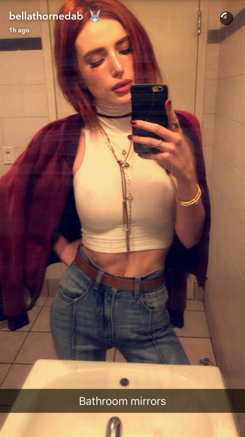 Bella Thorne taking a selfie