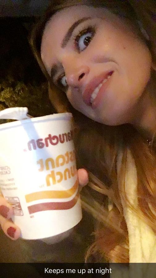 Bella Thorne taking a selfie