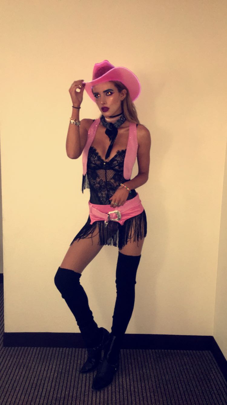 Bella Thorne taking a selfie