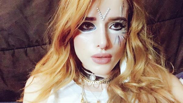 Bella Thorne taking a selfie