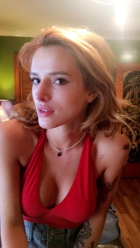 Bella Thorne taking a selfie