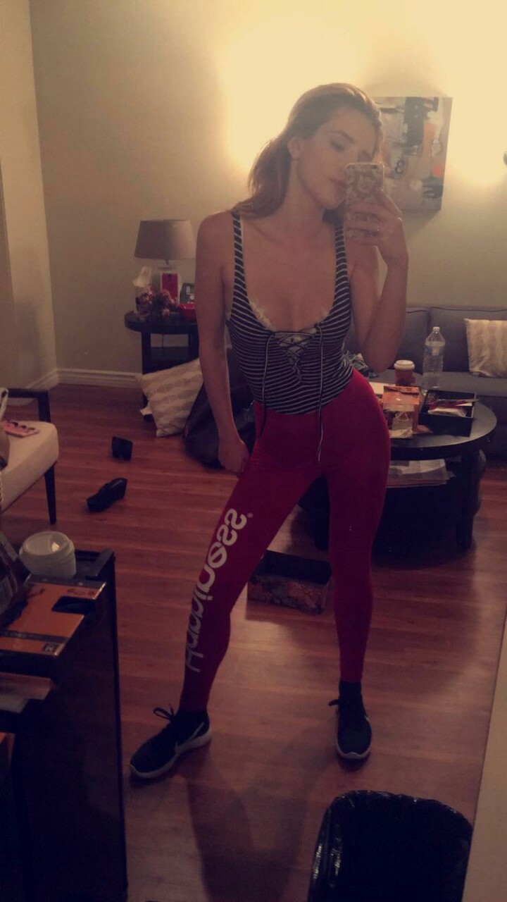 Bella Thorne taking a selfie