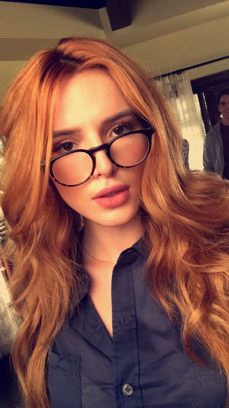 Bella Thorne taking a selfie