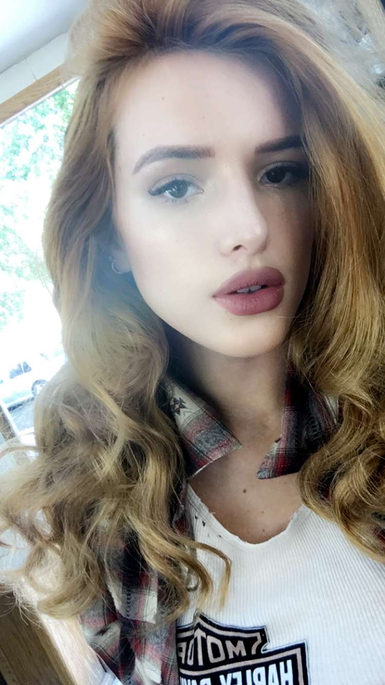Bella Thorne taking a selfie